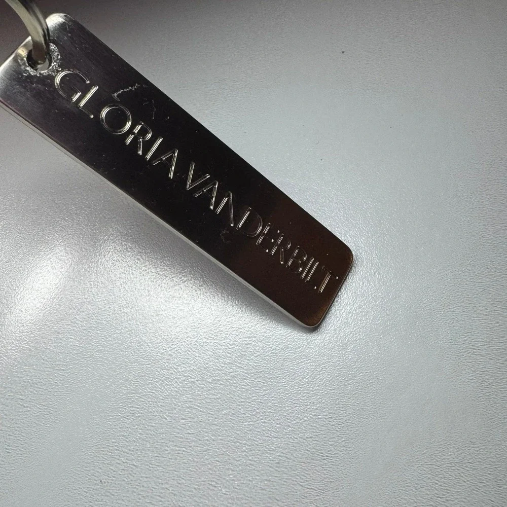 Gloria Vanderbilt‎ Key Chain Silver Tone Metal Logo Keyring Accessory